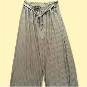 ✨ Olive green pleated wide  leg pants with tie waist.✨